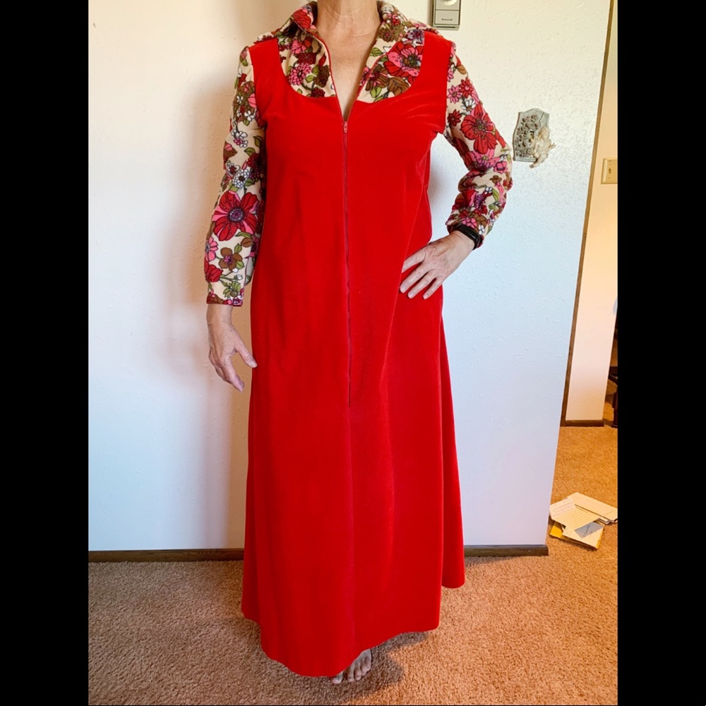Vintage 1960s Lisanne Red and Floral Winter Housecoat
